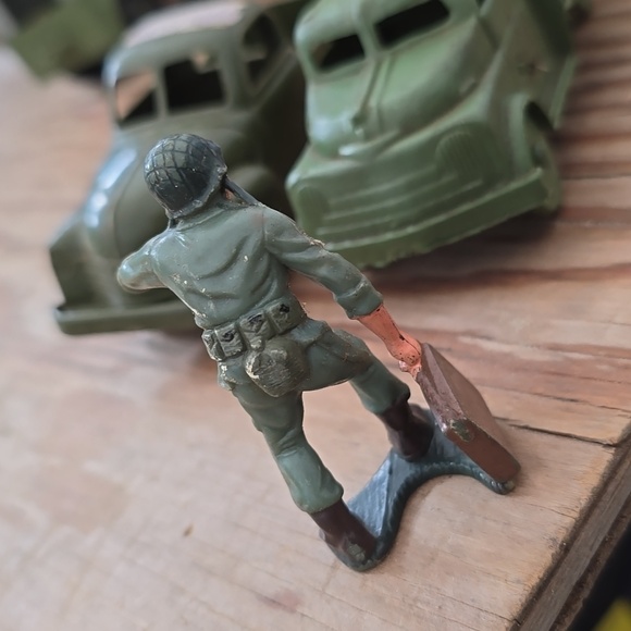 Vintage 2 army Trucks + army figure Mix lot 1960s Toys - Picture 9 of 11